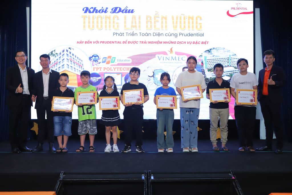 Hình ảnh học viên nhận chứng nhận từ giảng viên - Nhận chứng nhận sau khóa tập huấn sử dụng AI tại Cần Thơ