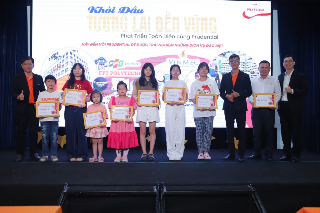 Hình ảnh học viên nhận chứng nhận từ giảng viên - Nhận chứng nhận sau khóa tập huấn sử dụng AI tại Cần Thơ