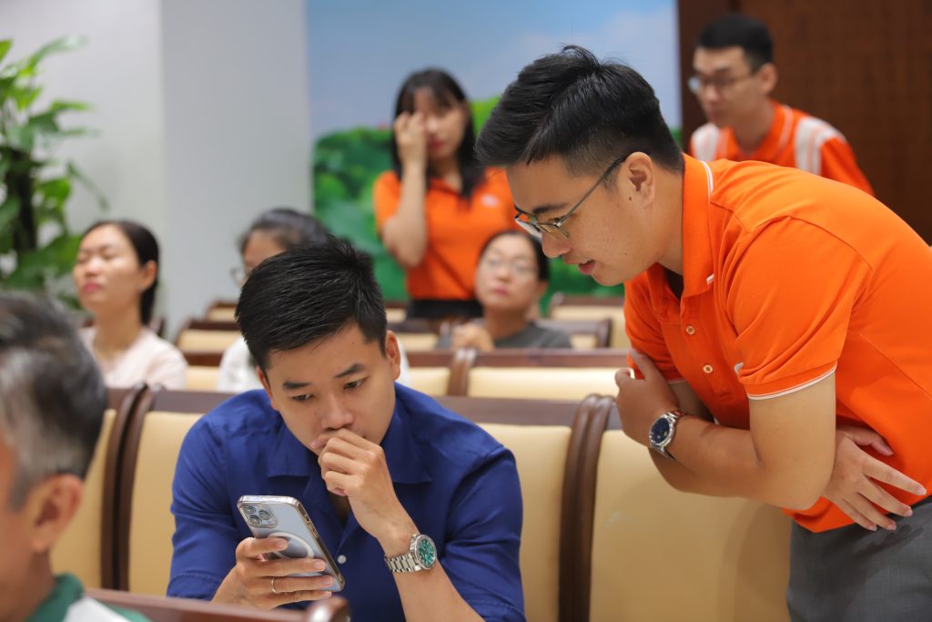 Doanh nghiệp học sử dụng ChatGPT tại khóa tập huấn AI Cần Thơ