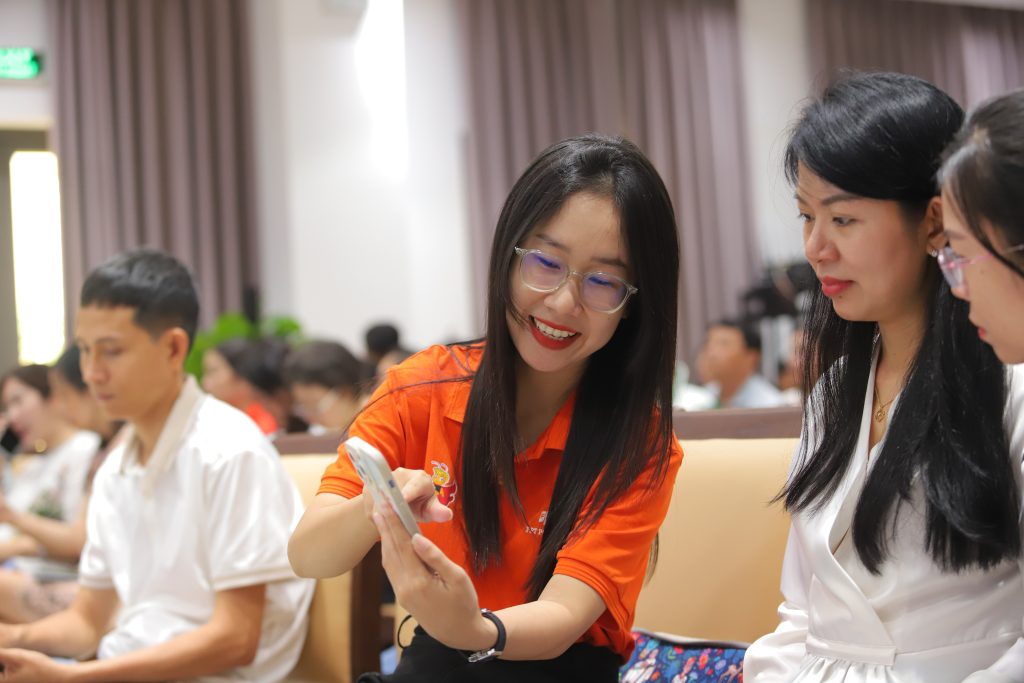 Doanh nghiệp học sử dụng ChatGPT tại khóa tập huấn AI Cần Thơ