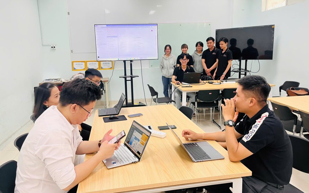 Buổi trao đổi dự án phần mềm bán hàng POS giữa xưởng Công nghệ thông tin và xưởng thực hành Poly Business