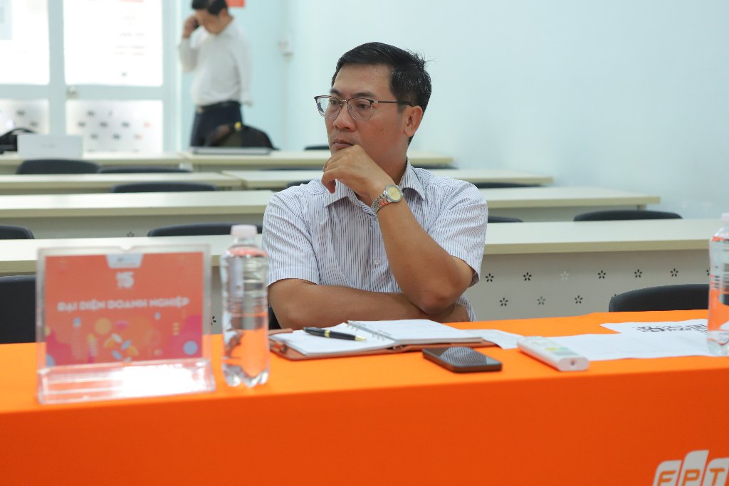 Doanh nghiệp tham gia chấm dự án tốt nghiệp