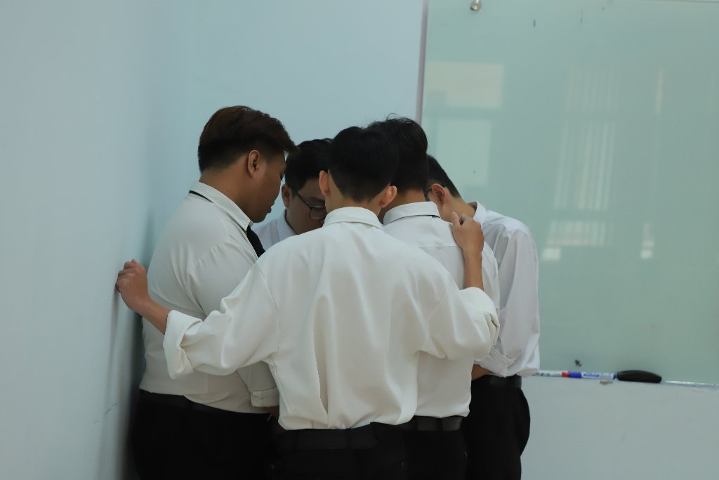 Hội ý giữa các thành viên