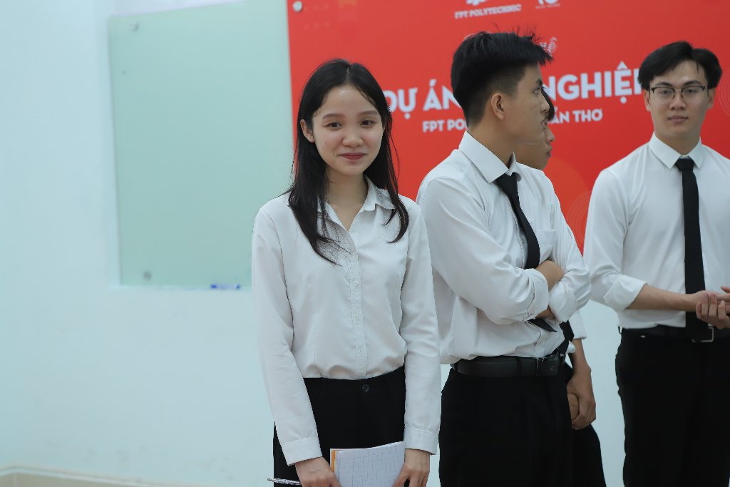 Nhận kết quả báo cáo sinh viên nở nụ cười rất tươi