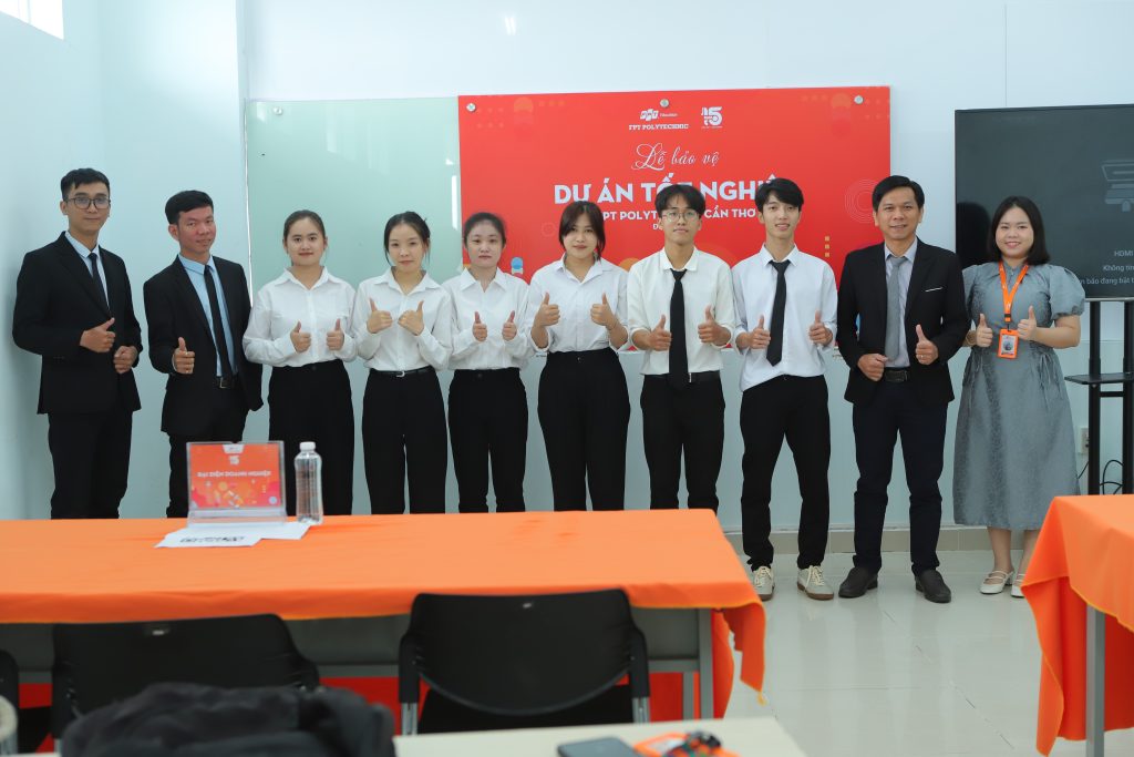 Nhóm có nhiều đoá hoa hồng nhất của bộ môn CNTT