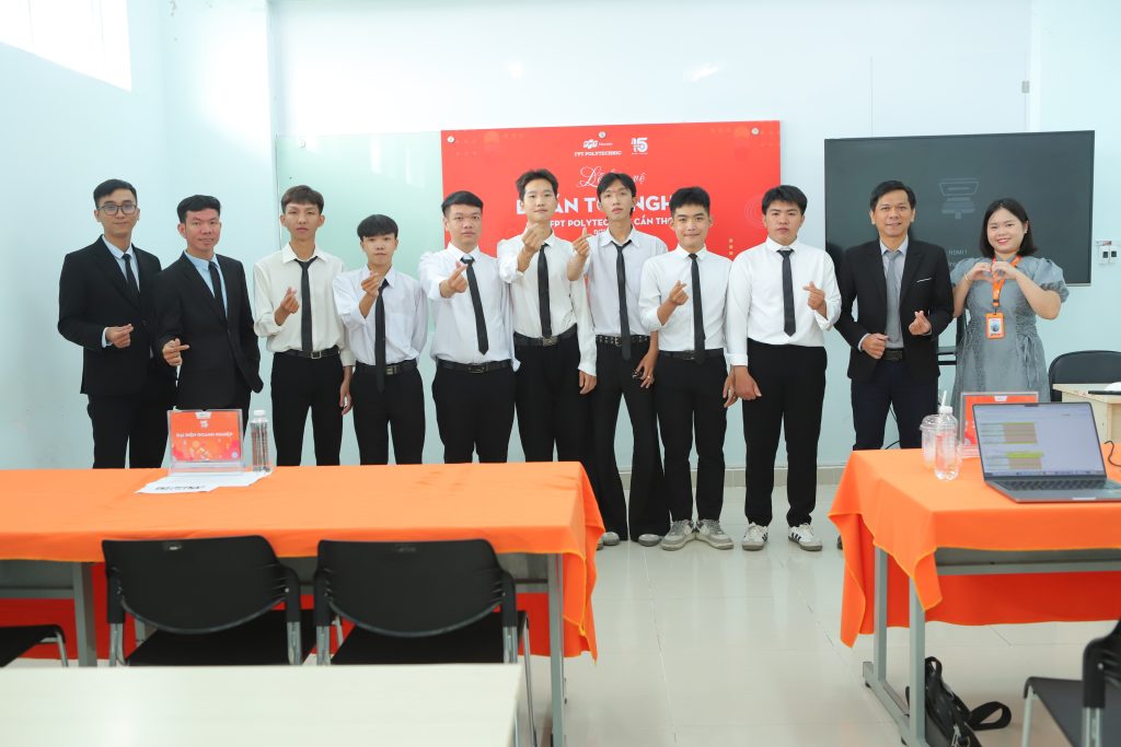 Nhóm sinh viên chụp hình lưu niệm cùng hội đồng