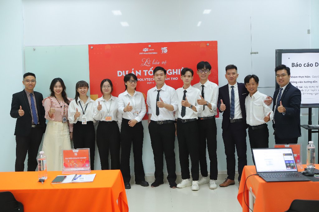 Nhóm sinh viên chụp hình lưu niệm cùng hội đồng và doanh nghiệ