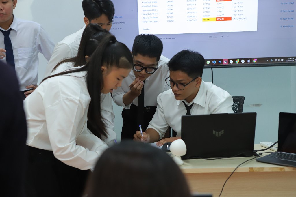 Nhóm sinh viên cùng nhau Thảo luận khi hội đồng đặt câu hỏi