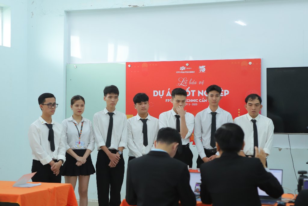 Sinh viên lo lắng khi nghe nhận xét từ hội đồng chấm dự án tốt nghiệp