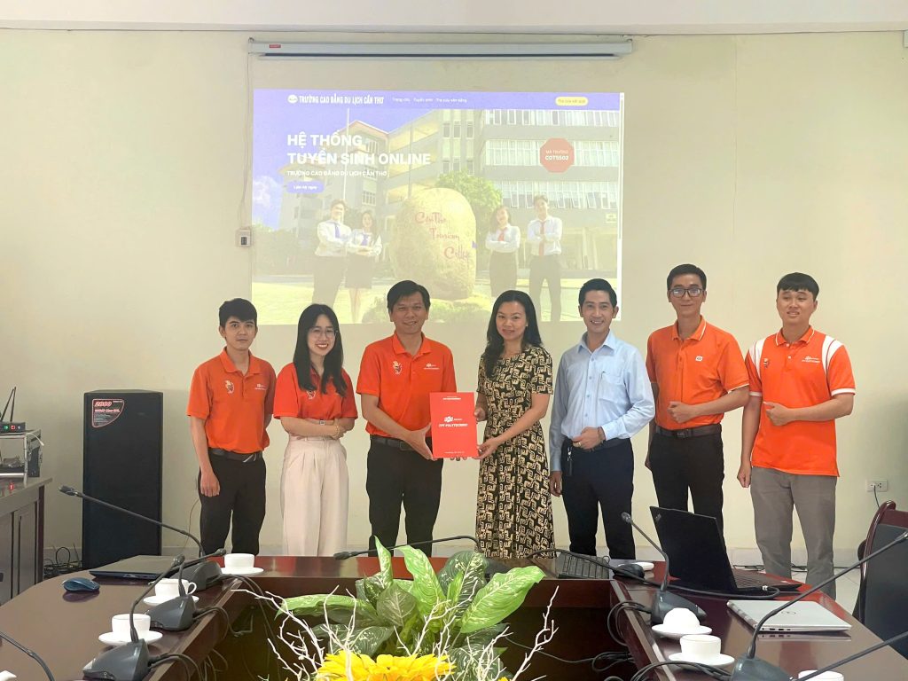 Sinh viên Nguyễn Minh Trương bên phải ngoài cùng tham gia cùng thầy cô xây dựng dự án nghìn đô