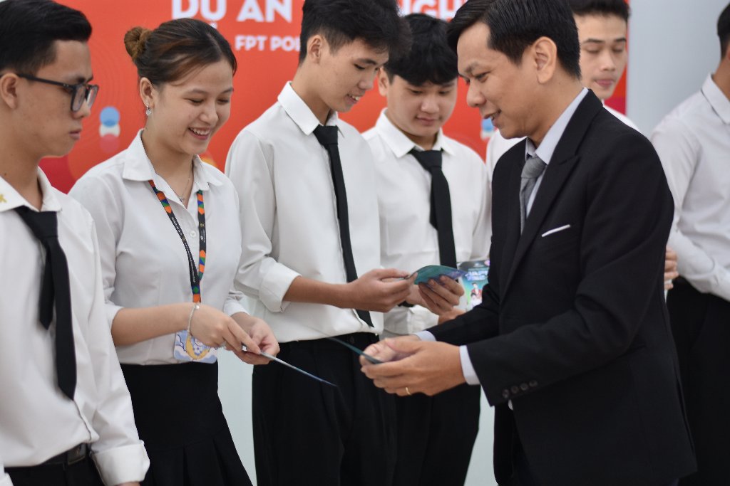 Xuân Nhi vui vẻ nhận vé Happy Bee sau khi báo cáo Xong dự án tốt nghiệp