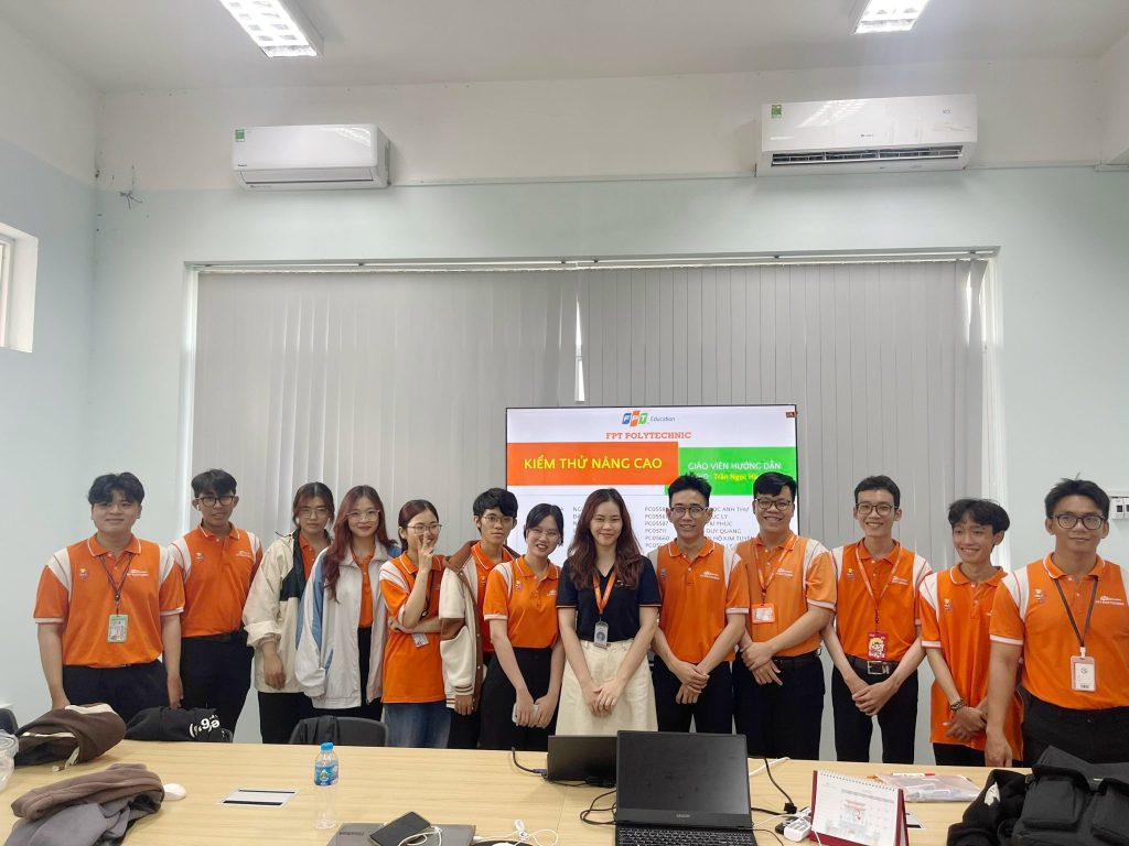 cô Hà Hướng dẫn sinh viên kiểm thử dự án sau khi dự án đã hoàn thành