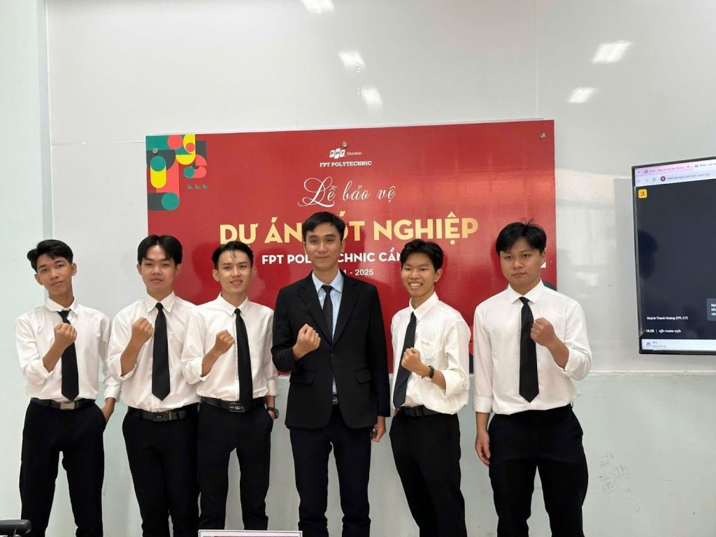 Hình 4: Nhóm sinh viên và thầy Phan Văn Tính giảng viên hướng dẫn dự án tốt nghiệp của nhóm