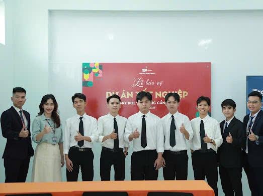 Nhóm sinh viên hoàn thành bảo vệ Dự án tốt nghiệp