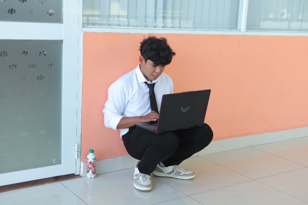 sinh viên sửa những dòng lỗi trước khi vào báo cáo