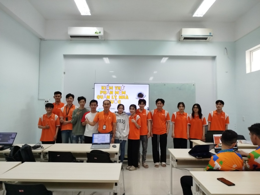 thầy Bá hướng dẫn sinh viên thực hiện dự án Xưởng phần mềm